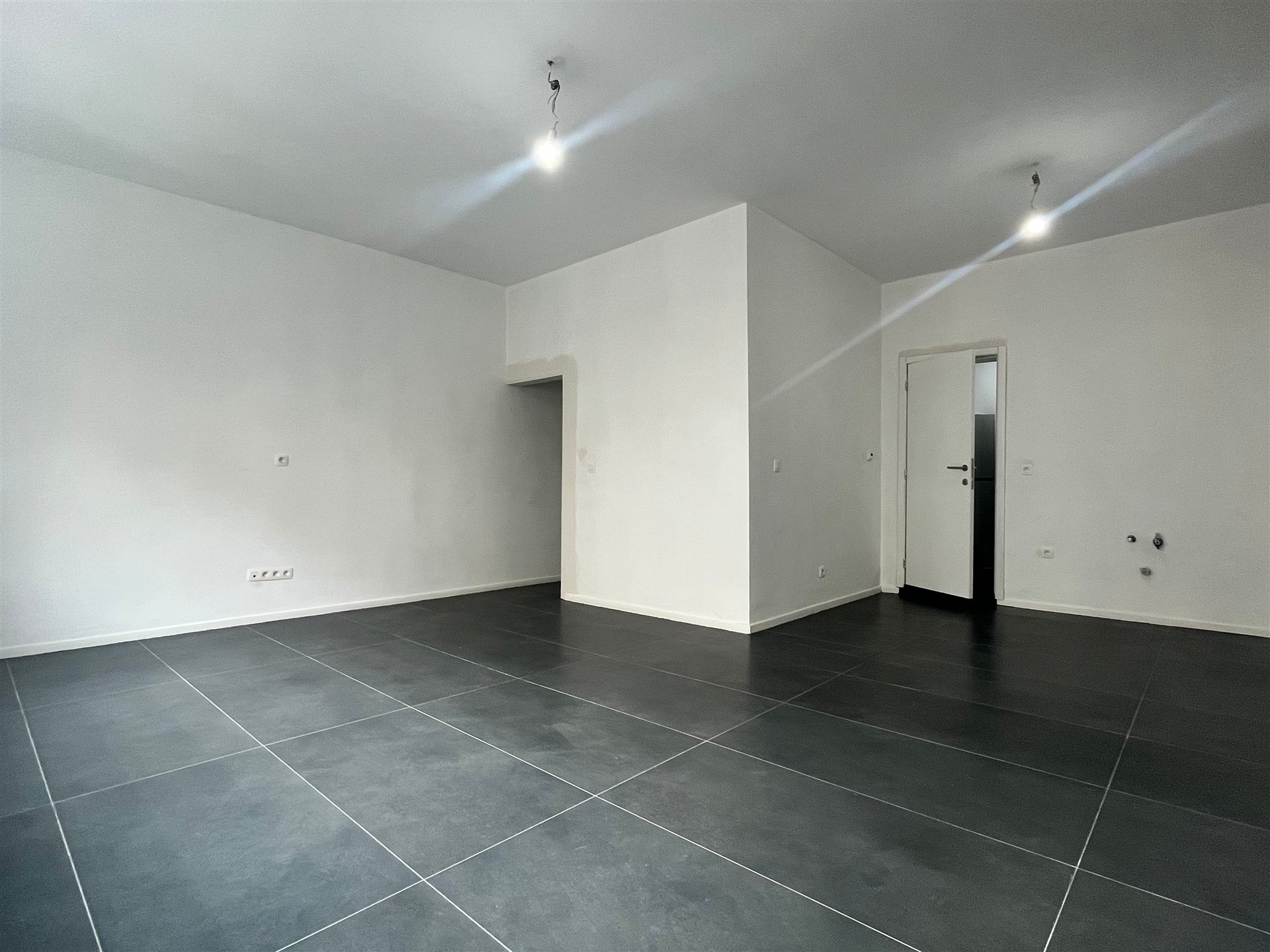 Volledig vernieuwd 2-slaapkamerappartement met gemeenschappelijk terras - foto 2