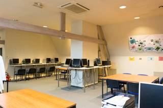 Dit ruim, karaktervol kantoor in het historische gebouw 'De oude post', strekt zich uit over de volledige 2de verdieping van het gebouw...