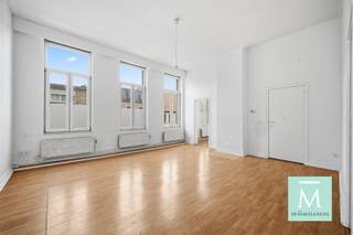 <p><span>Op te frissen 2-slaapkamerappartement op strategische ligging!</span></p><p><span>Dit lichtrijk appartement is gelegen op de eerste verdieping van een kleinschalig gebouw, nabij het centrum en Ring van Lier. Scholen, winkels, openbaar vervoer...op wandelafstand!</span></p><p><span>Via de centrale inkomhal betreden we de aangename leefruimte met aansluitend de keuken. De badkamer is uitgerust met douche, lavabo en toilet. </span></p><p><span>Dit appartement telt twee volwaardige slaapkamers (met ingemaakte kasten) waarvan één slaapkamer met mezannine en één slaapkamer met zuidgericht balkon. De zolder kan perfect gebruikt worden als extra stockageruimte. </span></p><p><span>Het appartement heeft een gunstig EPC-label A, wat garant staat voor een energiezuinige woonst en lagere energiekosten! </span></p><p><span>Wat dit appartement nog interessanter maakt, is dat er geen syndicus is en dus ook de zeer lage gemeenschappelijke kosten! Kortom, met een beperkt opfrissingsbudget kan dit appartement omgevormd worden tot een zeer comfortabel en hedendaags appartement, ideaal voor eigen bewoning of als investering! </span></p><p><span>Benieuwd? Wacht dan zeker niet te lang en contacteer ons (bel 015/20.20.82 of info@demakelaardij.be)</span></p>