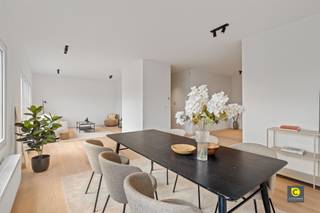 <p><span> </span></p><p><span>Hoogwaardig gerenoveerd 2 slpk app strategische locatie</span></p><p><span>Gelegen op een bevoorrechte locatie met in korte nabijheid verschillende groene parken ( park Den Brandt en Middelheim park), onderwijsinstellingen van alle onderwijsniveaus, winkels, recreatieve voorzieningen, goede verbindingen met openbaar vervoer en snelwegen voor eenvoudige mobiliteit in en rond Antwerpen.</span></p><p><span> </span></p><p><span>Het appartement kent de volgende indeling:</span></p><p><span> </span></p><p><span>Inkomhal:</span></p><p><span>U betreedt het appartement via een ruime inkomhal dat voorzien van een ruimte voor het creëren van een vestiaire en een apart toilet met handenwasser. Eveneens is er een ruime berging voorzien voor het aansluiten van een wasmachine en droogmachine en extra opbergruimte.</span></p><p><span> </span></p><p><span>Leefruimte &amp; keuken:</span></p><p><span>De weelderige leefruimte op parket baadt in natuurlijk licht en is perfect voor ontspanning en vermaak. De volledig uitgeruste keuken geniet van alle comfort en is een meesterwerk van functionaliteit. Aansluitend heb je een aangenaam terras van 9 m² waar je optimaal kan genieten.</span></p><p><span> </span></p><p><span>Slaapkamers &amp; badkamer:</span></p><p><span>Het appartement heef 2 slaapkamers waarvan de master bedroom het extra genot heeft van een terras.  De badkamer heeft een ruime inloopdouche en een lavabo meubel.</span></p><p><span> </span></p><p><span>Fietsenstalling/kelder:</span></p><p><span>Er is een gemeenschappelijke fietsenstalling voorzien. Daarnaast heeft u de mogelijkheid tot aankopen van een privatieve kelderberging voor 4500€.</span></p><p><span> </span></p><p><span>Extra troeven:</span></p><p><span>- Subliem en hoogwaardige renovatie </span></p><p><span>- Gunstig EPC</span></p><p><span>- Strategische locatie </span></p><p><span> </span></p>