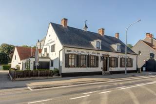 GELIJKVLOERS HANDELSZAAKDeze unieke handelszaak biedt een indrukwekkende ruimte die perfect is voor horeca-activiteiten.De inkomhal van 16m²...