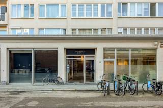 Op de zesde verdieping bevindt zich dit lichtrijke pand te koop met een mooi uitzicht. Dit instapklare appartement van ca. 87 m² in Antwerpen combineert een rustige woonomgeving met alle voordelen van het bruisende stadsleven in Antwerpen.<br /><br />Indeling:<br />- inkomhal voorzien van praktische inbouwkasten<br />- lichtrijke woonkamer<br />- ingerichte keuken<br />- twee slaapkamers<br />- badkamer met lavabo, douchebad en aansluiting voor wasmachine<br />- apart toilet<br />- terras van ca. 15 m²<br /><br />Dit appartement is ideaal voor wie op zoek is naar een instapklare woning op een gewilde locatie. De nabijheid van winkels, restaurants en cultuur maakt wonen hier bijzonder aantrekkelijk. Zoek je een appartement te koop in Antwerpen? Dan is dit een unieke kans.<br /><br />Bent u geïnteresseerd in een appartement of woning te koop in Antwerpen? Aarzel dan niet om ons te contacteren. <br />Had u graag uw eigen eigendom te koop aangeboden contacteer ons dan voor een vrijblijvende schatting, telefonisch op het nummer 03/206.76.76 of per mail naar antwerpen@dewaele.com.<br /><br />Ook voor alle andere vragen omtrent vastgoed, kopen of verkopen kan u steeds bij ons terecht!<br /><br />Bestuursmaatregelen in het maatregelenregister: nee
