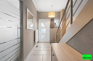 +++ Brusselsesteenweg 396, Ninove +++<br /><br />Deze charmante 2-gevelwoning is gelegen in Meerbeke en geniet van een vlotte bereikbaarheid naar omliggende steden en gemeenten. De woning werd <strong>volledig gerenoveerd</strong> en is volledig instapklaar. Bij het binnenkomen komt u terecht in de inkomhal die toegang biedt tot de <strong>gezellige leefruimte</strong> en de <strong>zeer ruime leefkeuken</strong>. Vanuit de keuken heeft u rechtstreeks toegang tot het <strong>terras</strong> en de<strong> tuin</strong>. Achteraan de woning bevindt zich een aparte garage. Op de eerste verdieping zijn er <strong>twee ruime slaapkamers</strong> en een <strong>badkamer </strong>voorzien van een douche. Via een vaste trap bereikt u de <strong>ruime zolderverdieping</strong>, waar de mogelijkheid bestaat om een <strong>derde en vierde slaapkamer</strong> te creëren. De woning beschikt bovendien over <strong>conforme elektriciteit</strong> en zonnepanelen, wat zorgt voor extra comfort en energiezuinigheid. Interesse in deze woning? Neem gerust contact op via 0478/05 90 69 of mail naar info@immoteam.be.