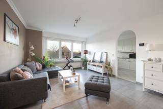 Dit gezellige appartement op de eerste verdieping biedt een comfortabele woonruimte met veel lichtinval. Via de inkomhal met gastentoilet betreden...