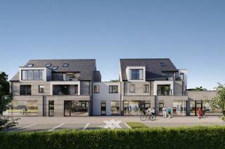 Dit tweeslaapkamer appartement van 99 m² is gelegen op het eerste verdiep en beschikt over een lichtrijke eet- en leefruimte, een open keuken, een praktische berging, twee slaapkamers, een afzonderlijk toilet en een badkamer uitgerust met een dubbele wastafel en een inloopdouche. Daarenboven beschikt dit appartement over twee terrassen, één aan de voorkant en één aan de achterkant met zicht op de binnentuin. De gezamenlijke oppervlakte van de zonnige terrassen bedraagt 34 m².<br /><br />Kapellehof is gelegen vlakbij het centrum van Astene en biedt een gemengd aanbod met 17 lichtrijke leefappartementen, 4 kantoren en 3 handelsruimten en dit gecombineerd met een ruime ondergrondse parking en ruime kelderbergingen. De appartementen zijn allen bijzonder kwalitatief ingedeeld en werden voorzien van ruime zonneterrassen, allen uitkijkend op de stijlvol aangelegde tuin.<br /><br />Op het gelijkvloers zijn er 4 kantoren en 3 handelsruimtes voorzien, allen met grote raampartijen en hoge plafonds voor maximaal licht en een goede visibilteit.<br /><br />De residentie is gelegen langs de Kapellestraat in Astene, gekend voor haar oude Leie-arm met haar prachtige natuur, het stadsbos, de fietssnelweg en haar goed bereikbaarheid ideaal gelegen tussen Gent en Deinze. De diverse restaurants, supermarkten, de lokale tennisclub en het ruime aanbod aan scholen, allen in de dichte nabijheid, maken van deze ligging een ideale uitvalsbasis.<br /><br />Het project onderscheidt haar dankzij het gebruik van bijzonder efficiënte, vooruitstrevende technieken, waarbij ieder appartement werd voorzien van een eigen geothermische warmtepomp in combinatie met vloerverwarming én -koeling voor een optimaal plaatsgebruik en een gelijke verdeling van de warmte/koude. Bovendien worden de appartementen uitgerust met een ventilatiesysteem type D met een maximale warmterecuperatie en een warmwaterboiler verbonden met de warmtepomp. Een uitzonderlijk laag energieverbruik en alle hedendaags wooncomfort wordt u zo ten allen tijden gegarandeerd.<br /><br />Op het gebied van afwerking onderscheidt Kapellehof haar door de hoge standaarden met ruime budgetten voor de keuze van uw vloerafwerking, de sanitaire toestellen en de volledig geïnstalleerde keuken met kwalitatieve inbouwtoestellen.<br /><br />Voor het optimaal comfort voor alle bewoners zijn er voldoende ondergrondse parkeerplaatsen voorzien vanwaar u droog en veilig met de lift naar het appartement kan. Bij elk appartement hoort tevens een privatieve kelderberging, allen voldoende ruim en vlot toegankelijk. Voor de handelsruimten, kantoren en bezoekers zijn er tevens voldoende parkeerplaatsen voorzien op het gelijkvloerse niveau.<br /><br />Benieuwd naar het volledige aanbod van dit kwalitatieve nieuwbouwproject? Maak dan een vrijblijvende afspraak via 09 278 78 79 of guillian@landbergh.be