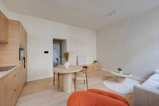 <strong>Licht en stijlvol appartement met terras in hartje Antwerpen.</strong><br /><br />In de levendige Sint-Antoniusstraat, tussen het Zuid en het historische stadscentrum, vind je dit elegant gerenoveerde appartement, onderdeel van een kleinschalig project van High-Five Group met slechts drie entiteiten. Hier woon je op wandelafstand van de Kloosterstraat, gezellige cafés, boetieks en het nieuwe Zuidpark, ideaal voor wie houdt van stedelijk comfort met een vleugje rust.<br /><br />Bij het binnenkomen bevindt zich aan de voorzijde de ruime leefruimte met een prachtige keuken die volledig is uitgerust met hoogwaardige toestellen en een royaal werkblad. Dankzij de grote ramen geniet je hier de hele dag van natuurlijke lichtinval en een aangename open sfeer.<br /><br />Centraal in het appartement bevindt zich een apart toilet met wastafel en aansluitingen voor wasmachine en droogkast, praktisch en netjes geïntegreerd in het ontwerp. Achteraan de woning ligt de serene slaapkamer met maatwerkkasten en een ensuite badkamer die uitblinkt in verfijnde afwerking.<br /><br />Via de slaapkamer heb je toegang tot een gezellig terras van 5 m², perfect georiënteerd op de ochtendzon, een ideale plek voor je eerste koffie van de dag.<br /><br />Met zijn doordachte indeling, stijlvolle materialen en energiezuinige uitvoering biedt dit appartement de perfecte balans tussen modern wonen en tijdloze elegantie in een van Antwerpen’s meest gegeerde buurten.<br /><br />Ontdek dit pareltje met LISTED en bel +32 283 51 51