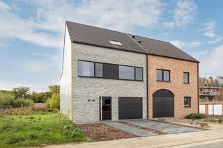 <p><span>Deze gesloten nieuwbouwwoning wordt verkocht onder registratierechten in plaats van btw, wat een financieel voordeel betekent. Het aanzienlijke bouwvolume van deze woning verrast de bezoekers, vooral doordat de eerste verdieping even diep is als de benedenverdieping: 15 meter. Er is dus op de 2 bovenverdiepingen voldoende plaats voor 4 kamers, waaronder een master bedroom met aanpalende dressingruimte. Afgezien van de centrale badkamer op de eerste verdieping, beschikt de vierde kamer onder dak over een aanpalende badkamer. Op ieder niveau is er bergruimte aanwezig, met op het gelijkvloers een garage, waarvoor u ook nog een auto kunt parkeren. De veralgemeende vloerverwarming is gecombineerd met een warmtepomp en 10 zonnepanelen. Het BEN-niveau impliceert bovendien een zeer gedegen isolatieniveau en dito ventilatie. De tuinaanleg is niet inbegrepen in de verkoopprijs, waardoor u deze volledig naar eigen smaak kunt aanleggen. De Mercuriusstraat (zone 30) mondt uit in een woonerf (20km/hr) en krijgt quasi geen doorgaand verkeer te verwerken. Wie even verder door de buurt rijdt, merkt dat dit een zeer aangename, residentiële woonomgeving is.</span></p>