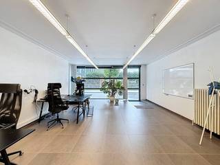 Kantoorruimte van ca. 134 m² met veel lichtinval te huur in Kortrijk. Het kantoor is gelegen in het centrum nabij diverse invalswegen, het station en openbare parkings (Casinoplein, Schouwburgplein, etc).Indeling:- Kantoorgedeelte vooraan ca. 90 m² ;- Kantoorgedeelte achteraan ca. 25 m² ;Specificaties:- Verwarming op gas ;- Tegelvloer ;- Terras ;- Grote raampartijen ;- Sanitair ;- Kitchenette ;- Databekabeling.Op zoek naar kantoorruimte te huur in het centrum van Kortrijk? Aarzel niet om ons te contacteren op het nummer 056 21 11 11 voor meer informatie of een bezoek ter plaatse.