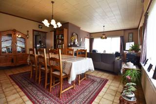 Open bebouwing op 704 m² met op het gelijkvloers inkom, gastentoilet, leefruimte, keuken, berging, slaapkamer 1 (4m10 x 3m20), slaapkamer 2 (4m65 x 3m30), slaapkamer 3 (4m65 x 3m20), badkamer met toilet, stortbad, lavabo en inpandige garage (3m x 5m50). <br />Er is ook een ruime zolder, een tuin en een bijkomende losstaande garage (3m50 x 6m55). <br />De woning beschikt over centrale verwarming en sanitair warm water op aardgas met combi condensatieketel, houten ramen met enkele en dubbele beglazing, rolluiken, 6cm minerale wol dakisolatie in zoldervloer, septische put, regenwaterput en boorput. <br /><br />EPC - label D : 380 kWh / (m² jaar) > géén renovatieplicht<br />Elektrische keuring : niet conform<br />Asbestattestniet-asbestveilig : <br />• 2 asbestmaterialen dringend te verwijderen : slib in de afvoergoot (woning &amp; garage) <br />• 2 asbestmaterialen te verwijderen : dakleien, dak garage in golfplaten<br />• 2 asbestmaterialen zorgvuldig te beheren : onderdak, mastiek rond schrijnwerk<br /><br /><br />Prijs € 279.000<br /><br />Meer info ? 📞 +32 486 20 67 65 📧 katleen@zakenkantoor-roels.be 🌐 www.zakenkantoor-roels.be.