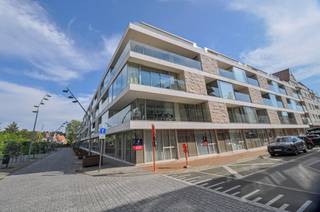 Sublime appartement d'angle décoré avec goût situé dans une résidence récente près de la Dumortierlaan. Cet appartement lumineux est équipé de tout le confort, porte blindée, un système d'alarme, chauffage au sol et de nombreux placards sur mesure. Composition: entrée avec toilettes invités. D'un débarras séparé avec raccordement pour l'installation d'une machine à laver . Chambre à coucher complète. Salle de douche. Coin nuit avec armoires encastrées et lit escamotable. Cuisine ouverte entièrement équipée avec tout le confort. Salle à manger et salon confortable avec de nombreux placards. <br />Local à vélos facilement accessible dans la résidence. appartement est fortement recommandé en raison de son bon emplacement et de ses finitions parfaites. Inclus une place de parking facilement accessible avec borne de recharge dans la résidence.