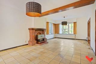 À Groot Overlaar 46 à Tirlemont, découvrez cette maison quatre façades qui allie espace et possibilités. Avec une surface habitable de 172 m²,...