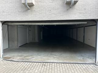 Vlot toegankelijke garage te huur in centrum van Koksijde Bad!De garage bevindt zich op verdieping -1 van het garagecomplex Costa Parking. Dit...