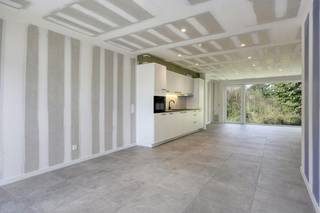 Bent u op zoek naar een instapklare en bijzonder energiezuinige woning op een gunstige locatie? Dan is deze woning, gelegen aan de Asdonckstraat 73A in Leopoldsburg, zeker een bezoek waard.<br /><br />Deze gesloten bebouwing beschikt over een bewoonbare oppervlakte van 126 m² en is gelegen op een perceel van 3a55ca. Dankzij de praktische indeling en de aanwezigheid van 3 slaapkamers biedt deze woning alle ruimte voor comfortabel wonen, ideaal voor gezinnen, starters of wie extra ruimte wenst voor een bureau of hobbykamer.<br /><br />Op het gelijkvloers bevindt zich een aangename, lichtrijke leefruimte met voldoende plaats voor een gezellige zit- en eethoek. De woning biedt een functionele indeling waarbij wooncomfort en praktisch gebruik mooi samenkomen.<br /><br />Een van de grootste troeven zijn de uitstekende energieprestaties. Met een EPC-label A+ en een uitzonderlijke energiescore van -8 kWh/m²/jaar is deze woning bijzonder energiezuinig, wat bijdraagt aan een comfortabel en duurzaam woongevoel.<br /><br />Daarnaast komt de woning in aanmerking voor het gunstige btw-tarief van 6%, mits de koper aan de wettelijke voorwaarden voldoet. Dit vormt een bijkomend financieel voordeel voor wie op zoek is naar een instapklare en energiezuinige woning.<br /><br />Ook buiten beschikt de woning over ruimte voor een aangenaam terras of een gezellige plek om te ontspannen.<br /><br />De woning geniet bovendien van een gunstige ligging in Leopoldsburg, met winkels, scholen en belangrijke verbindingswegen op korte afstand.<br /><br />Kortom, een instapklare gezinswoning met 3 slaapkamers, een uitzonderlijk EPC-label A+ en de mogelijkheid tot aankoop aan 6% btw. Een interessante opportuniteit voor wie comfortabel en energiezuinig wil wonen.<br /><br />Interesse? Contacteer ons gerust voor meer informatie of een bezoek ter plaatse.<br /><br />Bestuursmaatregelen in het maatregelenregister: nee
