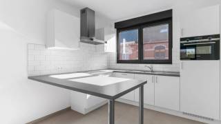 **BOEK JE BEZOEK ONLINE IN VIA WWW.IMMO3000.BE** Immo3000 heeft een duplex appartement te huur in Wilsele. Het lichtrijke appartement is gelegen op de 1ste verdieping via een trap. Het appartement beschikt over een inkomhal, een grote leefruimte, een ingerichte keuken, apart toilet en een aparte berging/wasplaats. Op de bovenverdieping bevinden zich 2 slaapkamers, een badkamer met dubbele spoeltafel, een inloopdouche en een toilet. Aan het appartement is zowel een terras van 15 m² als een privatieve zolder verbonden. Het appartement is voorzien van een ondergrondse autostaanplaats en een afsluitbare berging. In de ondergrondse parking is er een fietsenstalling evenals aan de ingang van de residentie. De garage is toegankelijk via een autolift. Het appartement is uitgerust met de volgende technieken: warmtepomp, ventilatiesysteem type D, alu ramen met dubbel glas, vloerverwarming en zonnepanelen. Aan de voorzijde zijn de ramen voorzien van rolluiken. De basishuurprijs = € 1.300/maand + € 60/maand voor het gebruik en het onderhoud van de gemeenschappelijke delen. <br />Heb je interesse? Bel 016/60.30.00 voor meer info of de planning van een bezoek.