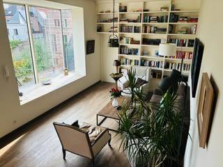 Achter de levendige Korenmarkt, verscholen van de drukte en toch pal in het historische hart van Mechelen, wacht een bijzonder duplex-appartement van maar liefst 170 m² met een zonnig terras van 30 m². Een unieke woonplek (voorzien van airconditioning) waar ruimte, licht, rust en stadsleven op een verrassende manier samenkomen.<br />De langgerekte architectuur, de indrukwekkende plafondhoogte van 3,20m en de glazen erkers zorgen voor een bijzonder gevoel van ruimte en licht. De erkers vormen bovendien heerlijke zithoekjes om even te ontspannen en te genieten van het uitzicht op de majestueuze Sint-Romboutstoren.<br />Op de onderste verdieping bevinden zich de inkomhal met gastentoilet, een ruime leefruimte met open keuken en zithoek, een berging, een slaapkamer met inloopdressing en een badkamer met lavabomeubel en inloopdouche.<br />Via de trap bereikt u de bovenverdieping met een tweede slaapkamer, badkamer, praktische berging/wasplaats en een multifunctionele ruimte die perfect kan dienen als bureau, hobbyruimte of extra leefruimte. En dan is er nog het absolute buitenpluspunt: een riant terras van 30 m², deels overdekt waardoor u ook op minder zonnige momenten van buiten kunt genieten. Dankzij de gunstige oriëntatie baadt het terras bovendien zo goed als de hele dag in de zon, een zeldzame luxe midden in de stad.<br />Een aparte privé-berging op het GLVL biedt bovendien voldoende plaats voor extra stockageruimte en fietsen. Een deels overdekte autostaanplaats (reeds voorzien van laadpaal) kan optioneel worden aangekocht à 25.000€.<br />Het appartement is zeer energiezuinig: EPC-attest = label B.<br />Individuele meters voor water, gas en elektriciteit.<br />Wenst u meer info en/of een bezoek ter plaatse? Neem dan contact op met Anne Raets via 0471/57 12 13 of stuur een mailtje naar info@buro14.be.<br />