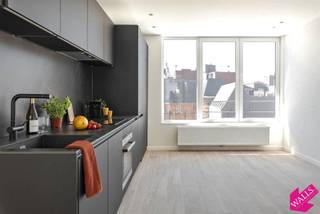 Nog op zoek naar een nieuw stekje? Dit tot in de puntjes gerenoveerd appartement op een uiterst centrale ligging kan uw nieuwe thuis worden! <br /><br />Beschikbaar op 1 december.<br /><br />Indeling: luchtige leefruimte met grote raampartijen en hoge plafonds. Open keuken voorzien van een koelkast met vriesvak, elektrisch kookvuur, dampkap en oven met aansluitend een praktische berging. Mooie badkamer met inloopdouche en lavabo. Toilet apart. 1 ruime slaapkamer. Overal parkettegel. <br />De Lombardenvest is een mooie straat in de Modewijk en gelegen tussen de Nationalestraat en de “Wilde Zee”. Je vindt op een steenworp van het appartement een waaier aan horeca en winkelmogelijkheden. Zeer goede verbinding openbaar vervoer vanaf de Groenplaats. <br /><br />Maandelijkse kosten 55 euro voor de gemeenschappelijke delen en onderhoud voor de lift. <br />Alle nutsvoorzieningen met eigen meters. Gunstig EPC van 82 kWh.<br />Afvalberging en fietsenberging voorzien in het gebouw.<br />Wees er snel bij en contacteer ons nu voor een afspraak ter plaatse!