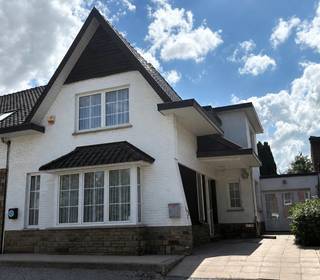 ZEER COMMERCIEEL GELEGEN WONING MET 2 APARTE INGANGEN, EEN RUIMTE VOOR KANTOOR/VRIJ BEROEP 33M², EEN WERKPLAATS 45M², 3 SLAAPKAMERS, DUBBEL GLAS EN CENTRALE VERWARMING, MIDDEN IN HET CENTRUM VAN HEERS AAN HET DRUKSTE KRUISPUNT, OP 4A 47CA