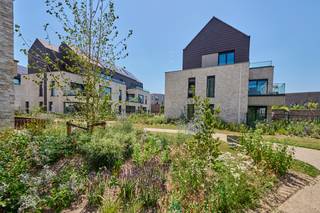 <span><strong>85% VERKOCHT! Grijp nu je kans alvorens het project is uitverkocht.<br />Geniet van 6% btw, zeer interessant voor investeerders en eigen bewoners! </strong>Informeer naar de voorwaarden. <span>Wij zijn elke woensdag van 13 uur tot 16 uur aanwezig</span>. Bekijk het volledig project op: https://www.jansenrealestate.be/agnetenpark/4764739/<strong><br /><br /><span>NIEUWE FASE</span>: </strong>assistentiewoningen in 'Residentie Armand Preud'homme'. <br /><br />Agnetenpark, Altijd thuis, overal dichtbij...</span><br /><br /><span>Agnetenpark is een échte nieuwe buurt met verschillende woningtypes voor iedereen en voor elke (gezins)situatie. Maar in Agnetenpark leef je niet alleen op maat van de mensen maar ook op maat van morgen. Zo is er aandacht voor duurzame energie - denk maar aan zonnepanelen, geothermie (warmtepomp met aardwarmte) en waterrecuperatie - én duurzame mobiliteit. De woningen dragen ook het BEN-label (Bijna Energie Neutraal). Het E-peil ligt onder E20 waardoor er 5 jaar vrijstelling is op het kadastraal inkomen. </span><br /><br /><span>Er wordt een nieuw buurtpark aangelegd aan de Kloosterstraat waardoor je kan genieten van het uitbundige groen tijdens een rustgevende wandeling of een gezellige namiddag met buren en vrienden.</span><br /><br /><span>Ook wordt er in Agnetenpark gezorgd voor het beste wooncomfort. Alle afwerkingskeuzes werden gemaakt én is er standaard vloerverwarming voorzien. Ondergrondse staanplaatsen, kelder- en fietsenbergingen zorgen voor het mobiele comfort. Verder zorgen de kwalitatieve afwerking en veel lichtinval in de leefruimtes voor een heerlijk thuis-gevoel. Op de ruime terrassen is er uitzicht over de stad Peer en het uitbundige groen. </span><br /><br /><span>Aan de straatkant van de residentiële site bevinden zich de </span><strong>Kopwoningen</strong><span>. Deze één- en tweeslaapkamerappartementen hebben een oppervlakte van 73 tot 118m² en hebben zuid-gerichte terrassen van 7 tot maar liefst 60m². </span><br /><br /><span>De </span><strong>Parkwoningen</strong><span> liggen in het hartje van Agnetenpark. Deze zijn elk vernoemd naar grote kunstenaars geboren in Peer en bestaan uit één- en tweeslaapkamerappartementen van 64 tot 120m² met een terras van 6 tot 46m². In de volgende fase worden hier appartementen voor senioren gebouwd, waar je op elk moment, nu of later, kan intekenen voor de hulp van een woonassistent.</span><br /><br /><span>Er zijn ook 5 </span><strong>Walwoningen</strong><span> die het project ontsluiten met elk hun specificaties. De oppervlaktes lopen van 78 tot 135m² met terrassen van 10 tot 56m². Gelijkvloerse appartementen beschikken over een tuin van 44 tot 116m². Deze walwoningen beschikken over één-, twee- of drieslaapkamerappartementen. <br /><br />Een gevarieerd aanbod met een topafwerking, zorg voor de toekomst, het heden en het verleden, dat is wat het groene project Agnetenpark omschrijft. Bovendien kan je aankopen aan 6% btw (ovw).<br /><br />In dit project is geïnvesteerd in een efficiënt en duurzaam geothermisch verwarming en koeling systeem (KWO systeem) dat samen met zonnepanelen en warmtepompen zorgt voor een zeer lage energiefactuur. Meer info over dit systeem vind je hier: www.jansenrealestate.be/wat-is-een-kwo-systeem<br /><br />Neem vandaag nog contact op voor een afspraak op 011 39 90 50. Spring ook eens binnen in het dienstencentrum De Perelaar gelegen op de site van Agnetenpark.<br /><br /><em>Getoonde renders en plannen zijn indicatief.</em></span>