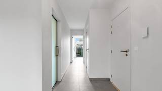 <p>Bent u op zoek naar een volledig gerenoveerd en instapklaar appartement op een toplocatie in het centrum van Beringen? Dan is dit appartement op de tweede verdieping absoluut een bezoek waard.<br /><br />De leefruimte geniet van een aangename lichtinval. Aansluitend bevindt zich de geïnstalleerde keuken, die rechtstreeks toegang biedt tot het balkonterras.<br /><br /><strong>Indeling</strong><br />+ Ruime inkomhal<br />+ Gastentoilet met handenwasser<br />+ Leefruimte met veel lichtinval<br />+ Geïnstalleerde keuken met inductiekookplaat<br />+ Aangrenzend balkonterras met nieuwe glazen balustrade<br />+ Badkamer uitgerust met een lavabomeubel, inloopdouche en aansluiting voor wasmachine<br />+ Twee volwaardige slaapkamers, waarvan één voorzien van ingebouwde kasten en een balkonterras<br />+ Praktische berging<br /><br /><strong>Comfort en energiezuinigheid</strong><br />Dit appartement werd volledig vernieuwd en beschikt over verschillende hedendaagse comfortvoorzieningen. Zo werden in de slaapkamers onder andere nieuwe warmtepompen geplaatst, wat zorgt voor een aangenaam binnenklimaat en een energiezuinige verwarming.<br /><br />Daarnaast beschikt het appartementsgebouw over een collectieve verwarmingsinstallatie op aardgas (Vernieuwd!!!).<br /><br /><strong>Privatieve garage inbegrepen</strong><br />Een absolute troef van dit appartement is de privatieve garage en de kelderberging die inbegrepen zijn in de verkoopprijs. De garage is voorzien van een elektrisch bedienbare kantelpoort en is bereikbaar via de Sint-Catharinastraat.<br /><br /><strong>Extra info</strong><br />+ Nieuwe warmtepompen in de slaapkamers<br />+ Collectieve verwarmingsinstallatie op aardgas (recent volledig vernieuwd)<br />+ EPC: 126 kWh/m² jaar – Label B, UC 3547750<br />+ Elektrische installatie conform AREI<br />+ Garage en kelderberging inbegrepen in de verkoopprijs<br />+ Geen syndicus aanwezig<br /><br /><strong>Ligging<br /></strong>Dankzij de centrale ligging bevinden winkels, scholen, horeca, openbaar vervoer en tal van andere voorzieningen zich op wandelafstand. Bovendien geniet u van een uitstekende bereikbaarheid dankzij de nabijheid van het NMBS-station en de op- en afritten van de E313 en E314.</p>