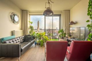 <h1>Lichtrijk appartement met zuidgericht terras en skyline-zicht</h1>
<p>Op de zesde verdieping wacht u elke dag een panoramisch zicht over de Antwerpse skyline. U woont hier in den Dam, een bruisende wijk in volle opmars: Park Spoor Noord om de hoek, de Slachthuissite in ontwikkeling, binnenkort zwemmen in het Lobroekdok en het Eilandje op wandelafstand.</p>
<p>Het gebouw dateert van 2015, opgeleverd in 2017 en het appartement behaalt dan ook een EPC-label A (92 kWh/m²): energiezuinig wonen zonder zorgen en zonder renovatieverplichting. Het appartement van ±50 m² omvat een lichtrijke leefruimte, één slaapkamer en een terras van 10 m², pal zuid georiënteerd, zon van 's ochtends tot 's avonds, met de skyline als decor.</p>
<p>Extra troef: alle meubels zijn inbegrepen in de prijs. U stapt hier letterlijk met uw koffer binnen — ideaal als eerste eigen woonst, pied-à-terre of meteen verhuurklare investering. Een private kelderberging en een gemeenschappelijke fietsenberging vlak bij de lift maken het plaatje compleet.</p>
<p><strong>Troeven op een rij</strong></p>
<p>+ Zesde verdieping met panoramisch zicht op de Antwerpse skyline<br />+ Terras van 10 m², pal zuid georiënteerd<br />+ EPC-label A (92 kWh/m²), recent gebouw uit 2015<br />+ Volledig bemeubeld: instapklaar of meteen verhuurklaar<br />+ Private kelderberging én gemeenschappelijke fietsenberging aan de lift<br />+ Den Dam: Park Spoor Noord, de Slachthuissite, het Lobroekdok en het Eilandje binnen handbereik</p>
<p>Elke dag thuiskomen met dit uitzicht? Bel snel 0478.65.04.73 en plan een bezichtiging in!</p>