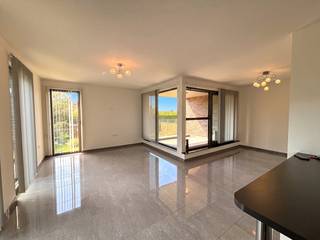 Op zoek naar een comfortabel appartement te huur in Bilzen? Dit instapklare appartement combineert een rustige ligging met een vlotte bereikbaarheid en een praktische indeling. Dankzij de twee slaapkamers, het terras, de autostaanplaats en de energiezuinige eigenschappen is dit appartement bijzonder geschikt voor wie aangenaam wil wonen in Bilzen.<br /><br />Indeling: <br /><br />Verdiep +1: <br />- inkomhal<br />- lichtrijke leefruimte<br />- volledig uitgeruste keuken<br />- 2 slaapkamers<br />- badkamer<br />- apart toilet<br />- terras<br /><br />Verdiep -1<br />- autostaanplaats <br />- kelderberging <br /><br />Het appartement is gelegen in een rustige buurt van Bilzen, terwijl winkels, dagelijkse voorzieningen en het openbaar vervoer vlot bereikbaar zijn. Hierdoor geniet u van een aangename woonomgeving zonder in te boeten aan bereikbaarheid.<br /><br />Een bijkomende troef van dit appartement is het energiezuinige karakter. Het pand is bovendien instapklaar, waardoor u zonder grote zorgen uw intrek kunt nemen. De Autostaanplaats en kelderberging bieden extra parkeer- en opbergmogelijkheden, terwijl het terras zorgt voor een aangename buitenruimte.<br /><br />Wie een appartement wil huren in Bilzen en belang hecht aan comfort, rust en bereikbaarheid, vindt hier een interessante combinatie. <br /><br />De snelste manier om een bezoek te brengen aan dit appartement? Vraag je bezoek aan via de rode knop op onze website (www.dewaele.com).<br /><br />Telefonisch kunnen er geen afspraken gemaakt worden. Bij andere vragen kun je ons telefonisch contacteren via 011 30 50 50.<br /><br />Tot binnenkort<br />