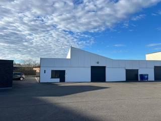 Warehouse of approximately 342m² centrally located in IzegemSpecifications:- mezzanine of approximately 75m² where you can store - concrete...