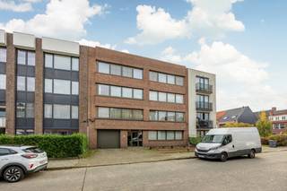 Ruim en licht appartement op de 3de verdieping (lift aanwezig) met o.a. 2 slaapkamers, 2 terrassen en een overdekte autostaanplaats nabij het...