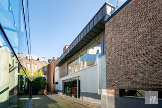 Dit pand van ca. 629 m², verdeeld over meerdere verdiepingen, biedt diverse commerciële mogelijkheden: * Gelijkvloers (ca. 286 m²): ruime...