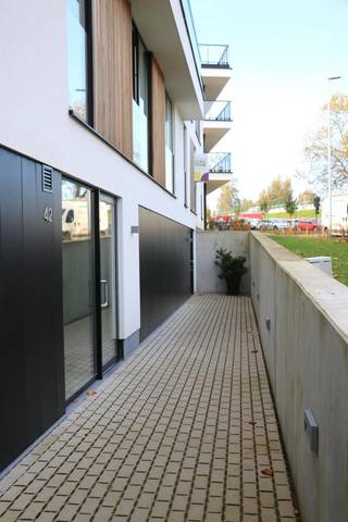 Discover this move-in ready ground floor apartment with 2 bedrooms and garage in the centre of Dilbeek. Offering a living area of approximately...