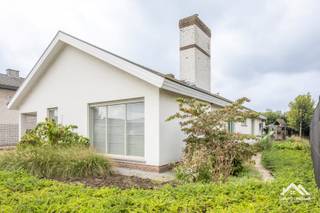 Deze gerenoveerde bungalow is gelegen in een rustige woonwijk van Wachtebeke en biedt een praktische, lichtrijke woonindeling met alle leefruimtes op één niveau. De woning beschikt over een grote en lichtrijke living met aansluitende eetkamer, ideaal voor een comfortabele leefruimte met veel natuurlijke lichtinval. De ingerichte keuken biedt bovendien voldoende plaats voor een gezellige eethoek. Verder zijn er drie slaapkamers, een koele en gerieflijke kelderberging die extra voorraad- en opbergruimte biedt, een badkamer met lavabomeubel en bad met douche en een afzonderlijk toilet. Buiten bevindt zich een grote garage en een ruime, verzorgde tuin met tuinhuis. Het nieuw aangelegde terras sluit mooi aan op de tuin en vormt een aangename plek om buiten te vertoeven. Ideale woning voor wie zoekt naar comfortabel gelijkvloers wonen met drie slaapkamers, ruime en lichtrijke leefruimtes, een praktische keuken, extra bergruimte en een verzorgde tuin op een rustige ligging in Wachtebeke. Bezoekdag: 03/10: Inschrijven via mail naar tommy@immo-home.be, geen telefonische inschrijvingen! Volg ons op Fb en Insta. Voor meer info: www.immo-home.be. GRATIS SCHATTING &amp; GRATIS FINANCIEEL ADVIES