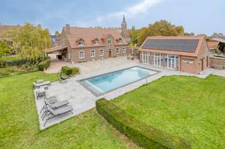 Zeer ruime en exclusieve villa met 7 kamers, 3 badkamers, bureau, kelder, dubbele garage, carport, zonnepanelen, groot terras met zwembad, jacuzzi...
