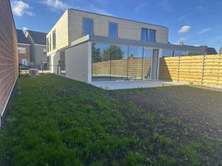 <p>IMMEUBLE NEUF ÉNERGÉTIQUEMENT EFFICACE À LOUER À OUDENAARDE</p><p>Vous êtes à la recherche d'une maison moderne, prête à l'emploi et dotée de tout le confort ? <br />Cette maison de construction récente comprend au rez-de-chaussée : une entrée, des toilettes, une salle à manger, une cuisine équipée, un débarras, un espace de vie lumineux, un jardin et une terrasse<br />Au premier étage : des toilettes, 3 chambres et une salle de bain équipée avec double lavabo et douche à l'italienne</p><p>Situation : Situé en bordure du centre ville, à proximité des écoles, de la gare et des commerces</p><p>Durabilité : maison BEN avec chauffage au sol et pompe à chaleur. <br />Finitions : matériaux de haute qualité et peinture sur toute la surface.</p><p>Disponibilité : éventuellement 01/06/2026, après travaux encore à effectuer.<br />Ne manquez pas cette occasion unique d'être le premier à habiter ce bijou !<br />Intéressé ? <br />Demandez votre visite via notre site internet www.immodhondt.be </p>