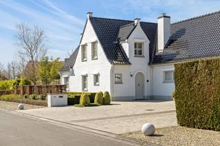 <p><span>Ontdek deze prachtige villa, gelegen in een doodlopende straat vlakbij het Sterrebos, op een royaal perceel van 2.519 m², bestaande uit twee afzonderlijke percelen.</span></p>
<p><span>Dit biedt niet alleen een aangename woonomgeving, maar ook de mogelijkheid om het terrein eventueel op te splitsen.</span></p>
<p><span>Deze stijlvolle woning combineert comfort, ruimte en een doordachte indeling met een zonnige tuin.</span></p>
<p><span>Indeling: inkomhal met apart toilet, leefruimte met open haard, geïnstalleerde keuken met bijkeuken en een ruime lichtrijke veranda. </span></p>
<p><span>Verder beschikt de villa over een dubbele garage, ruime oprit, grote parking, buitenberging, wijnkelder en een opbergkelder.</span></p>
<p><span>Op het verdiep vinden we de master bedroom, grote badkamer (bubbelbad, douche, dubbele lavabo en toilet), tweede slaapkamer met bureau en dressing, derde slaapkamer en een apart toilet (voorheen een douchekamer). Boven de garage bevindt zich nog een zolderruimte bereikbaar via een vaste trap.</span></p>
<p><span>Deze villa is bovendien uitgerust met een alarmsysteem en heeft een conform gekeurde elektrische installatie.</span></p>
<p><span>Een unieke kans om te wonen in een rustige, groene omgeving met alle comfort!</span></p>
<p><span> Interesse? Contacteer Shana voor meer informatie of een bezoek ter plaatse.</span></p>