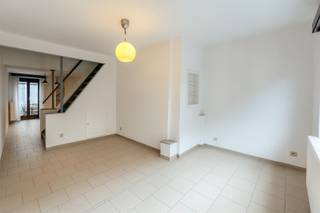 <p><span>Centraal gelegen stadswoning met 2 slaapkamers, garage en terras</span></p><p><span>Charmante stadswoning met alle comfort op een rustige, centrale locatie in Mechelen.</span></p><p><span>Hier woon je in het hart van de stad, met winkels, horeca en openbaar vervoer vlakbij en toch in een </span><span>rustige woonomgeving. </span></p><p><span>Op het gelijkvloers bevindt zich een inpandige garage en een ruime berging/wasplaats.</span></p><p><span>De eerste verdieping vormt het hart van de woning, met een lichte leefruimte en een volledig ingerichte keuken die toegang geeft tot een gezellig terras, ideaal om buiten te genieten in privacy.</span></p><p><span>Verder op deze verdieping: een lichtrijke slaapkamer, een apart toilet en een praktische badkamer met bad/douchecombinatie en lavabomeubel.</span></p><p><span>De zolderverdieping is volledig afgewerkt en ingericht als een ruime tweede slaapkamer.</span></p><p><span>Een instapklare woning met karakter, centrale ligging en alles voor comfortabel stadsleven.</span></p><p><span>Beschikbaar vanaf 1/09/2026</span></p><p><span>Huurprijs:</span><span> €1.150/maand</span></p>