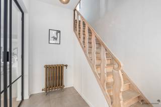 <p><span>Ruime, instapklare woning met 3 slaapkamers, garage en zonnige tuin. </span></p><p><span>Op zoek naar een ruime, instapklare woning met verrassend veel leefruimte? Deze volledig gerenoveerde woning in Tessenderlo biedt maar liefst 200 m² bewoonbare oppervlakte op een perceel van 800 m² en combineert een praktische indeling met grote slaapkamers, veel natuurlijk licht en heel wat extra bergruimte.</span></p><p><span>Op het gelijkvloers bevindt zich de ruime en lichtrijke leefruimte. Grote raampartijen en een lichtkoepel zorgen voor een aangename natuurlijke lichtinval en vanuit de woonkamer is er een rechtstreekse verbinding met de tuin. Aansluitend bevindt zich de keuken. Verder beschikt het gelijkvloers over een praktische wasruimte/berging met rechtstreekse toegang tot de tuin. Deze ruimte is bovendien uitgerust met een extra inloopdouche, een praktische meerwaarde voor zowel dagelijks gebruik als voor logés of een gezin.</span></p><p><span>Op de eerste verdieping bevinden zich twee ruime slaapkamers van elk ca. 16 m² en de badkamer. De bovenste verdieping vormt een absolute troef van de woning. Hier bevindt zich een bijzonder ruime derde slaapkamer van maar liefst ca. 40 m². Dankzij de royale oppervlakte zijn er tal van mogelijkheden: een grote master bedroom, een combinatie met dressing of bureau, of een multifunctionele ruimte die volledig naar eigen wens kan worden ingericht.</span></p><p><span>Ook aan praktische ruimte is er geen gebrek. De woning beschikt over een kelder en buiten bevindt zich een vrijstaande garage, waardoor er volop plaats is voor een wagen, fietsen en extra opslag.</span></p><p><span>De woning staat op een perceel van 800 m² en beschikt over een aangename westgerichte tuin. Dankzij de rechtstreekse toegang vanuit zowel de woonkamer als de berging vormt de tuin een fijne uitbreiding van de leefruimte en kan je er volop genieten van de middag- en avondzon.</span></p><p><span>Ook op technisch vlak heeft deze woning heel wat te bieden. Zo beschikt ze over 20 zonnepanelen, een conforme elektrische installatie, automatische rolluiken en een asbestveilig attest.</span></p><p><span> </span></p><p><span>Troeven op een rij:</span></p><p><span>- 200 m² bewoonbare oppervlakte</span></p><p><span>- Perceel van 800 m²  </span></p><p><span>- Volledig gerenoveerd  </span></p><p><span>- 3 ruime slaapkamers van ca. 16 m², 16 m² en 40 m²  </span></p><p><span>- Extra inloopdouche op het gelijkvloers  </span></p><p><span>- Kelder  </span></p><p><span>- Vrijstaande garage  </span></p><p><span>- Westgerichte tuin  </span></p><p><span>- 20 zonnepanelen  </span></p><p><span>- Conforme elektriciteit  </span></p><p><span>- Automatische rolluiken  </span></p><p><span>- Asbestveilig</span></p>