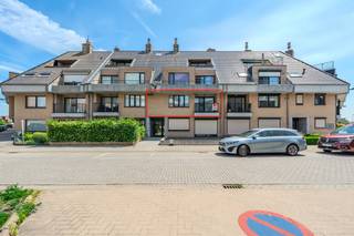 Goed onderhouden appartement met 2 slaapkamers en ruime terrassen te koop te Westende, Julien Soetaertstraat 9, op de eerste verdieping van de residentie Ter Olmen. U bevindt zich in Westende-dorp, op wandelafstand van restaurants, winkels en het strand.<br />Mogelijkheid tot aankopen van een garagebox in het gebouw!<br /><br />Indeling:<br />- inkomhal<br />- lichtrijke leefruimte (35m²) met aansluitend terras (4m²)<br />- open geïnstalleerde keuken voorzien van o.a. keramische kookplaat, frigo met diepvriesvakje, oven en dampkap<br />- slaapkamer 1 (12m²) met toegang tot het terras achteraan <br />- slaapkamer 2 (14m²)<br />- apart toilet<br />- badkamer (6m²) met ligbad, lavabo met lavabomeubel en aansluiting wasmachine<br /><br />Troeven:<br />- rustig doch centrale ligging<br />- conforme keuring elektrische installatie<br />- gunstig epc label<br />- gemeenschappelijke fietsenberging<br />- mogelijkheid tot aankopen van een garagebox<br />- Groot en aangenaam terras<br /><br />Interesse in dit appartement met twee ruime slaapkamers te Westende? Neem vandaag nog contact op voor een bezichtiging!<br /><br />Bestuursmaatregelen in het maatregelenregister: nee