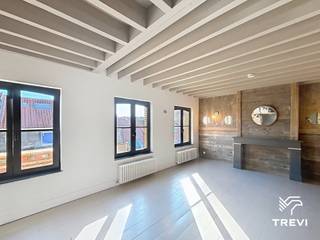 ELSENE – Ideaal gelegen nabij het Flageyplein en het Blyckaertsplein, op een steenworp van winkels, restaurants en openbaar vervoer, ruim duplexappartement van ±102m² bewoonbare oppervlakte gelegen op de 3e en 4e verdieping. Op de 3e verdieping bestaat het uit een inkomhal met apart toilet, een grote woonkamer van ±27,5m², een open ingerichte keuken (oven, kookplaat, dampkap, vaatwasser, aansluiting voor wasmachine) en een mooie slaapkamer van ±17,5m². Op de 4e verdieping bevindt zich een nachthal met apart toilet, een bureauruimte van ±7,5m², een tweede slaapkamer van ±14m² met toegang tot een aangenaam balkon van ±5,5m², een douchekamer (douche) en een badkamer (bad, dubbele wastafel). Kelder inbegrepen. Provisie voor lasten van € 100/maand (koud water, gemeenschappelijke delen). EPC G! Beschikbaar vanaf 01/11/2026. Afmetingen worden ter indicatie gegeven.<br /><br />
<p><u>Op de 3e verdieping:</u></p>
<ul>
<li>Inkomhal met apart toilet</li>
<li>Woonkamer van ±27,5m² (5,9 x 4,65)</li>
<li>Open leefkeuken ingericht (oven, kookplaat, dampkap, vaatwasser, aansluiting wasmachine)</li>
<li>Slaapkamer van ±17,5m² (3,5 x 5)</li>
</ul>
<p><u>Op de 4e verdieping:</u></p>
<ul>
<li>Nachthal met apart toilet</li>
<li>Bureau van ±7,5m² (3,5 x 2,15)</li>
<li>Slaapkamer van ±14m² (4,7 x 2,9) met toegang tot balkon van ±5,5m²</li>
<li>Douchekamer (douche)</li>
<li>Badkamer (bad, dubbele wastafel)</li>
<li>Kelder nr. 2</li>
</ul>
<p></p>