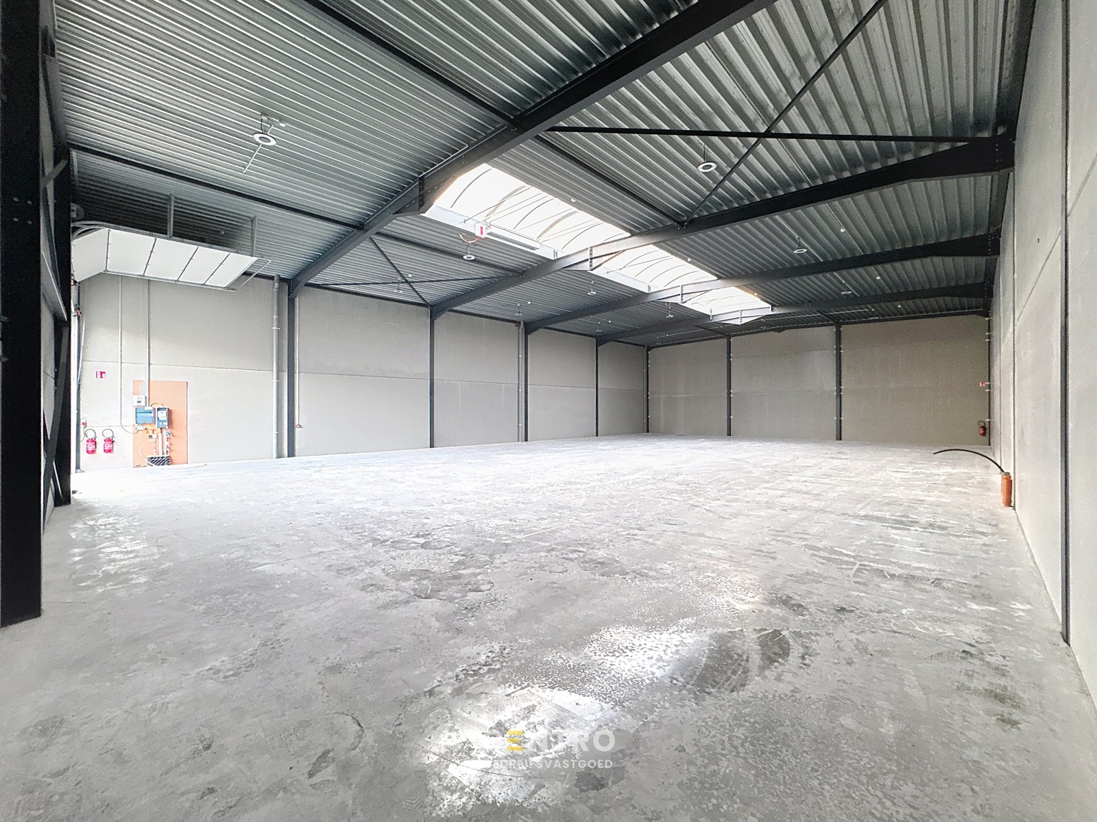 Kwalitatief en goed geïsoleerd NB MAGAZIJN (300m²) TE HUUR in Oostkamp. Inclusief 3 private parkeerplaatsen voor de deur. - foto 5