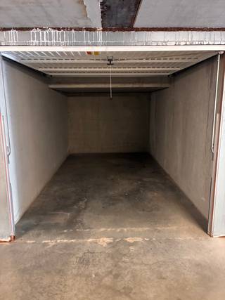 Deze gesloten garagebox is gelegen op de ondergrondse verdieping van de residentie De Paddoc.<br />De garagebox is voorzien van een manuele poort en biedt voldoende ruimte voor een grote wagen.<br />Ook het inrijden gaat vlot aangezien er voldoende ruimte is.<br /><br />De garage is 5m diep en 2,71 m breed.
