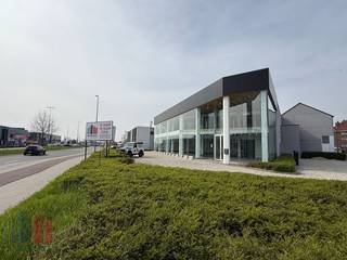 Bâtiment commercial polyvalent et multifonctionnel à louer avec salle d'exposition, espace de stockage et espace brut (autorisé comme logement de concierge) dans un emplacement de choix à Sint-Pieters-Leeuw. Situé le long de la très fréquentée Bergensesteenweg, ce bâtiment offre une excellente visibilité et une accessibilité aisée tant pour les clients que pour les fournisseurs.<br />Le bâtiment est situé sur un terrain de 1 669 m² et comprend un vaste showroom de 340 m² au rez-de-chaussée, complété par 60 m² de bureaux, 140 m² d'espace de stockage et un abri pour voitures de 80 m². L'espace de stockage au rez-de-chaussée est facilement accessible par deux grandes portes sectionnelles (4 m H x 3,8 m L). À l'étage se trouve un showroom supplémentaire de 360 m².<br />Un espace brut, autorisé comme logement de concierge de +/-100 m², a également été prévu. Idéal pour être aménagé en appartement ou en studio pour ceux qui souhaitent combiner vie privée et vie professionnelle. Au sous-sol, il y a 540 m² d'espace de stockage, avec un monte-charge. Grâce à son agencement flexible et à son emplacement stratégique, le bâtiment se prête parfaitement à divers usages tels qu'un commerce, un showroom ou un entrepôt.<br />Il y a suffisamment de places de parking sur le terrain. Ce bien offre une opportunité unique aux entrepreneurs à la recherche d'espace, de visibilité et de fonctionnalité dans un endroit facilement accessible près de Bruxelles.<br />N'hésitez pas à contacter PANORAMA B2B pour plus d'informations ou pour visiter les lieux au <strong>0479 70 70 70</strong>