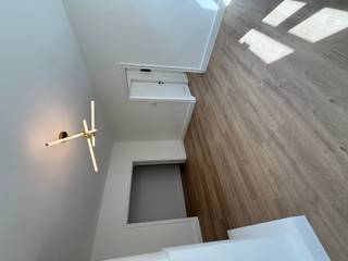 <p>Te huur: verzorgd appartement in de Boezingepoortstraat, op korte afstand van het centrum van Ieper.</p>
<p> </p>
<p>Dit appartement biedt een comfortabele indeling met twee slaapkamers en een praktische keuken. Gelegen in een rustige straat, geniet u van een aangename woonomgeving met alle voorzieningen binnen handbereik. De ligging maakt het eenvoudig om zowel het historische stadscentrum als winkels en openbaar vervoer te bereiken.</p>
<p> </p>
<p>Belangrijkste ruimtes:<br />• Woonkamer met natuurlijke lichtinval en ruimte voor een gezellige zithoek.<br />• Functionele keuken met plaats voor alle basisapparatuur.<br />• Twee slaapkamers, ideaal voor een gezin of als extra logeerkamer.<br />• Badkamer met douche en wastafel.</p>
<p> </p>
<p>Troeven:<br />• Rustige ligging nabij het centrum van Ieper.<br />• Twee volwaardige slaapkamers.<br />• Praktische indeling voor optimaal wooncomfort.</p>
<p> </p>
<p>Neem vandaag nog contact op met je ERA-makelaar voor een bezoek.</p>
<p> </p>
<p>JOUW DROOMAPPARTEMENT. ZO GEVONDEN!</p>