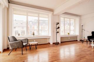 Between Place Stéphanie and Goulet Louise, spacious and bright 3-bedroom apartment with a superb terrace:Located in a building accessible from the...