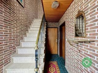 Op een boogscheut van het bruisende centrum van Diksmuide, in Beerst, bevindt zich deze solide woning op een vlot bereikbare ligging nabij tal van voorzieningen.<br /><br />Indeling<br />U komt binnen via de inkomhal met vaste trap naar de verdieping. Op het gelijkvloers vindt u een ruime woonkamer met aansluitend de gesloten keuken. Achteraan bevindt zich de veranda, die mogelijkheden biedt om de leefruimte open en ruimer te maken. Verder zijn er nog een berging en badkamer aanwezig.<br /><br />Op de eerste verdieping tellen we drie volwaardige slaapkamers. De zolderverdieping biedt bijkomende mogelijkheden, zoals het creëren van een extra slaapkamer.<br /><br />Naast de woning beschikt u over een ruime oprit met toegang tot de garage.<br /><br />Met de nodige opfrissingswerken kan u hier volop genieten van de afgesloten tuin.<br /><br />Meer weten? Plan vandaag nog uw bezoek in.