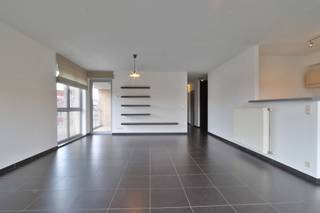 Op zoek naar een ruim, energiezuinig en lichtrijk appartement met twee slaapkamers en twee terrassen op wandelafstand van het centrum? Dan is...