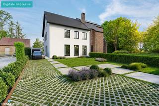 VOLLEDIG ONDERKELDERDE WONING MET 3 TOT 5 SLAAPKAMERS, GARAGE EN ZICHT OP HET GROEN TE KLEINE-SPOUWEN<br /><br />*** Bekijkt u deze woning via een aanverwante website? Surf dan naar https://matisimmo.be/nl/aanbod/4374368/eengezinswoning-te-koop-in-3740-bilzen-hoeselt en klik op volgende link voor het INTERACTIEF GRONDPLAN: https://grondplan.matisimmo.be/grondplan/?map=BilzenRiemsterweg237 ***<br /><br />Deze ruime woning bevindt zich aan de Riemsterweg 237 te Kleine-Spouwen, een deelgemeente van Bilzen. Deze locatie is erg geliefd omwille van haar vlotte bereikbaarheid naar omliggende dorpen en steden. Het stadscentrum van Bilzen bevindt zich op slechts 5 minuten rijden en ook de bruisende stad Maastricht is bereikbaar op amper 20 minuten rijden. Daarnaast bevinden allerhande faciliteiten zoals een buurtwinkel, bakker, school en openbaar vervoer zich in de nabije omgeving.<br /><br />De woning biedt tal van mogelijkheden naar modernisering en uitbreiding toe. Bovendien werd het dak vernieuwd in 2023, wat reeds een belangrijke meerwaarde vormt.<br /><br />Bij het betreden van de woning komen we terecht in de inkomhal, waar zich de trap naar de eerste verdieping en de kelder bevindt. Verder geeft de inkomhal toegang tot de ruime lichtrijke woonkamer en de aparte keuken. Dankzij de grote raampartijen geniet de woonkamer van veel natuurlijk daglicht. Aansluitend bevindt zich de ruime keuken, die toegang biedt tot de berging met apart toilet en tot de tuin.<br /><br />Op de eerste verdieping bevinden zich een ruime nachthal, drie slaapkamers, een bureauruimte en de badkamer. De badkamer is uitgerust met een enkele lavabo, douchecabine en toilet.<br /><br />Verder bestaat er de mogelijkheid om in de bureauruimte een vaste trap naar de zolderverdieping te voorzien, waardoor deze ruimte mooi geïntegreerd kan worden met de nachthal en de zolder optimaal benut kan worden als extra woon- of multifunctionele ruimte.<br /><br />De ruime zolder, momenteel bereikbaar via een zolderluik, biedt bovendien tal van mogelijkheden voor het creëren van extra slaapkamers of een multifunctionele ruimte, waardoor de woning uitbreidbaar is tot vijf slaapkamers.<br /><br />Daarnaast is de woning volledig onderkelderd, wat zorgt voor heel wat extra bergruimte en praktische mogelijkheden.<br /><br />Tot slot beschikt de woning over een losstaande garagebox en een onderhoudsvriendelijke tuin met een aangenaam zicht op het groen van Kleine-Spouwen.<br /><br />Voor meer informatie of een bezoek ter plaatse kan u vrijblijvend contact opnemen met ons kantoor via 089/44.00.00 of info@matisimmo.be.<br /><br />De vermelde woonoppervlakte is steeds de bruikbare vloeroppervlakte overgenomen uit het EPC-verslag.<br /><br /><em>Bestuursmaatregelen in het maatregelenregister: nee</em><br /> 