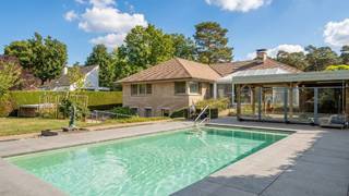 Rustig en residentieel gelegen villa op een mooi perceel van 29a67ca met openluchtzwembad. De villa omvat: inkomhal, living van 64m² met haard en...