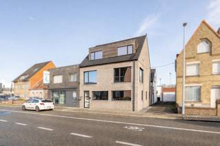 Energiezuinige woning met loods van ca. 250 m² in centrum IngelmunsterOp zoek naar een combinatie van wonen en werken? Deze deels halfopen, volledig...