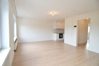 Dit appartement in Kortrijk is volledig vernieuwd en is gelegen nabij belangrijke invalswegen en het centrum van Kortrijk. <br />Ruime inkomhal, lichtrijke leefruimte met aansluitend de open keuken (voorzien van inbouwfrigo, diepvries, keramische kookplaat, vaatwasmachine en oven). <br />Verder zijn er 2 slaapkamers en de badkamer met douche, lavabo en het toilet. <br /><br />Op het gelijkvloers is er nog een gemeenschappelijke fietsenberging inbegrepen. <br /><br />Huurprijs: 775 EUR + 50 EUR syndic of een totaal van 825 EUR/maand<br />Adres: Meensesteenweg 76/21, 8500 Kortrijk<br />Onze referentie: DEV5020