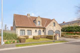 Anno 1995 werd dit knap alleenstaand huis opgericht op een perceel van 669 m² en geniet dit huis van maar liefst 298 m² bewoonbare...