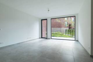 Situation - environnement :<br /><br />Le projet Gandhon, développé par Fenixco et NOAN Real Estate, est situé près de la gare Saint-Pierre, dans la Raketstraat – Meersstraat.<br />Gandhon se compose de 63 logements répartis dans 9 bâtiments. Tous les bâtiments sont disposés autour d'un grand jardin privé, ce qui permet à toutes les entités de bénéficier d'une luminosité optimale et d'une vue sur la verdure. Il y a suffisamment de places de stationnement pour vélos et voitures. <br />Gandhon est construit avec des matériaux durables. La conception architecturale témoigne d'un design contemporain.<br /><br />Bureau<br /><br />Espace idéal pour un cabinet ou un bureau. L'entrée donne accès à deux pièces, dont une avec une cuisine équipée. Il y a une salle de douche avec toilettes. L'une des pièces donne accès à la terrasse orientée sud avec vue sur le jardin intérieur.<br /><br />Pour plus d'informations, contactez Anthony au 0488 14 62 77.